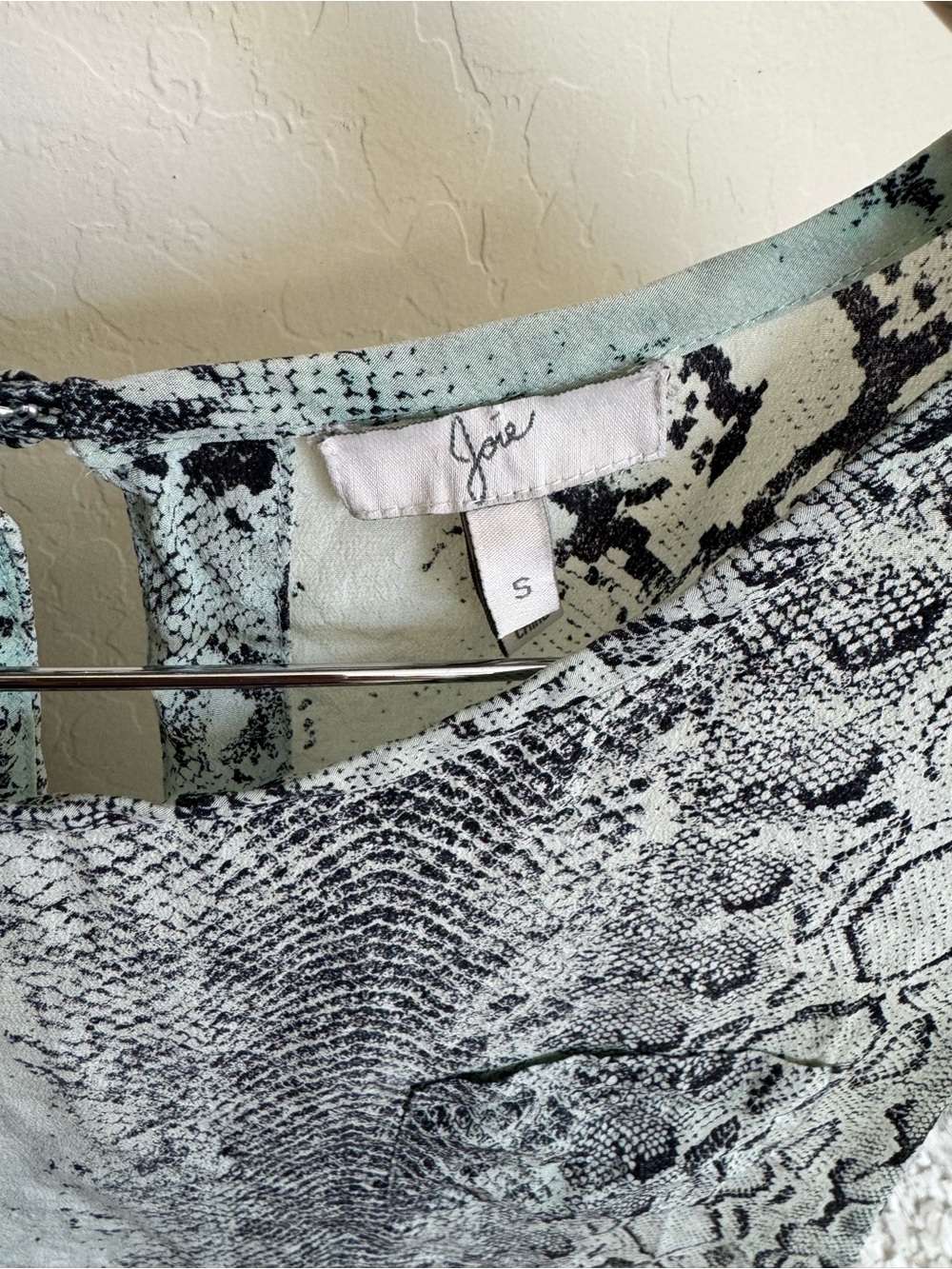 Joie Rancher Python Snake Print 100% Silk Blouse Mint Green Black Pocket Top S - Picture 2 of 4